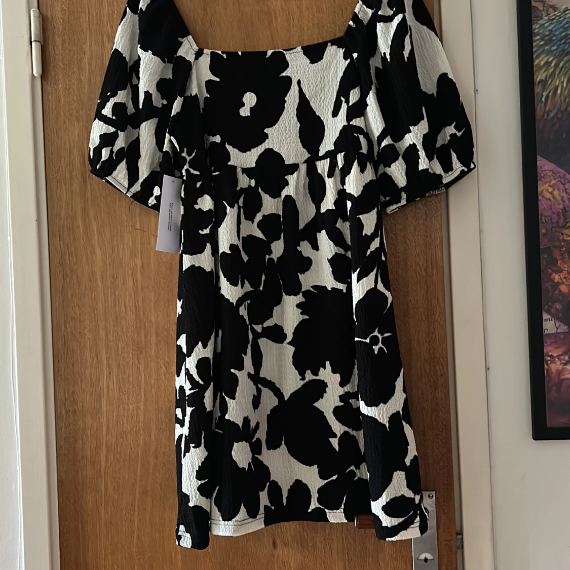 Svartvit blommig klänning Bubbleroom - 3