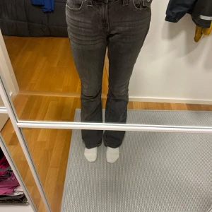 True Religion svarta bootcut jeans - Säljer ett par svarta jeans från True Religion, modell Becca Mid Rise Bootcut. Jeansen har klassiska fickor med snygga detaljer och silverfärgade knappar. Bootcut-snittet ger en schysst siluett och de är midwaist. Perfekta om du gillar street och vill sticka ut. Stocholm style