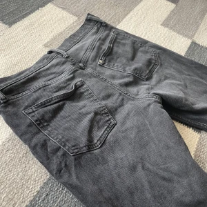 Svarta hm jeans slimfit  - Slimfit. Storlek W31 L32. Använda men inga hål eller defekter.