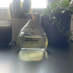 Haramain Detour Noir EdP 100ml - Parfymen Haramain Detour Noir har en elegant doft som passar dig som gillar exklusiva och sofistikerade parfymer. Bra till höst/vintern.               Ca 60ml kvar
