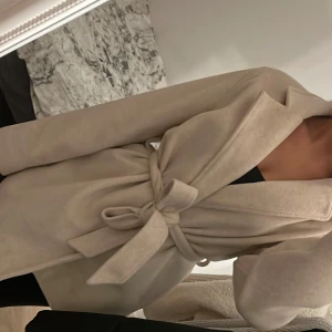 Kappa NA-KD - Har små slitage men ser fräsch och fin ut, så inget som man ser direkt men därav priset. Passar en storlek S, nypris var 899kr. 🌸