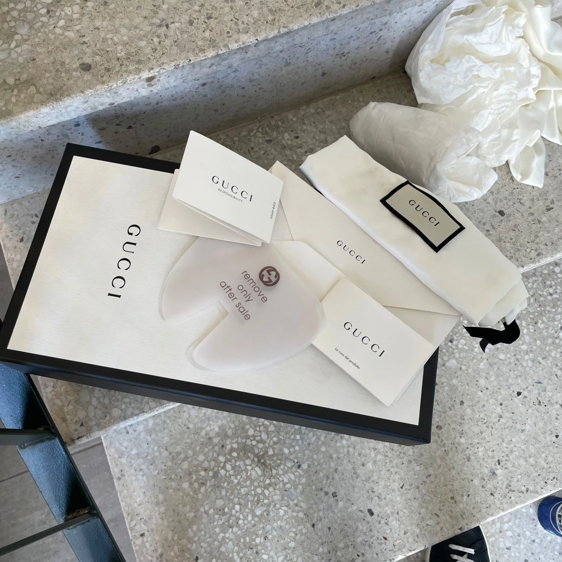 Gucci svarta sneakers med röd/grön rand - 2