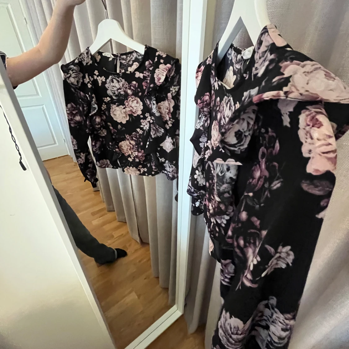 Svart blommig blus med volang💓 - 1