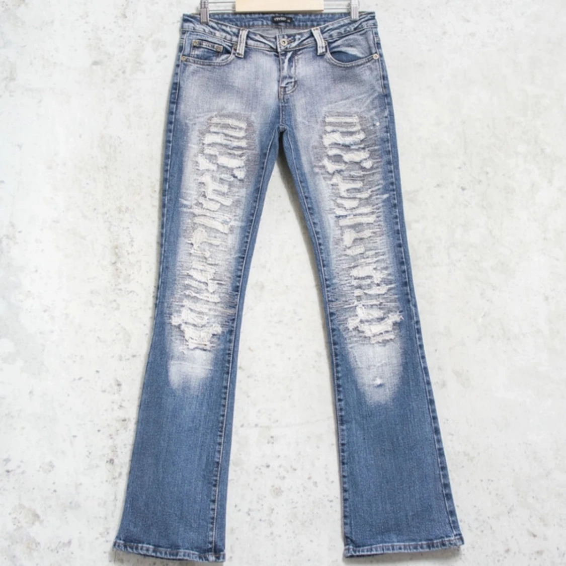 Lågmidjade slitna jeans