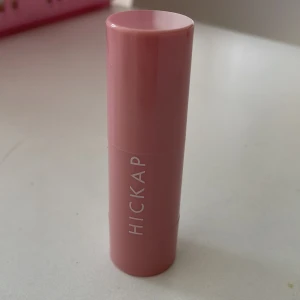 Hickap Vintage Rose Blush & Lips - Krämig stick i färgen Vintage Rose från Hickap som funkar både som rouge och läppstift. 