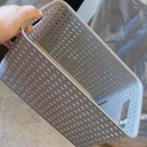 Grå shoppingväska i syntet - Snygg grå shoppingväska i syntetmaterial med rutigt mönster och praktiska handtag på sidorna. Väskan har en modern, fyrkantig form och är perfekt för att bära med sig grejer till skolan eller stan. Enkel att hålla ren och superlätt att använda.