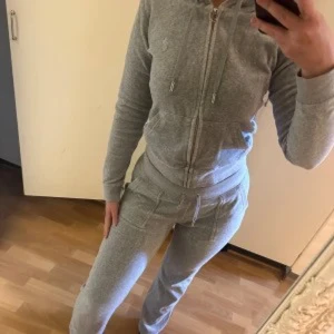 Grå juicy hoodie - Säljer en grå juicy couture hoodie. Använt ett antal gånger men ser helt ny ut