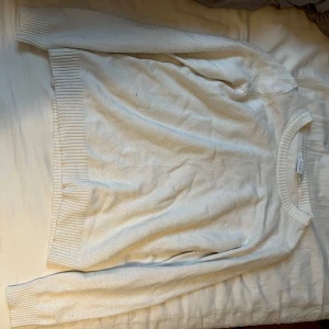 Vit stickad tröja från vila - Vit stickad tröja från Zara, är ett hål i ena armen, syns knappt men om man kollar så syns det