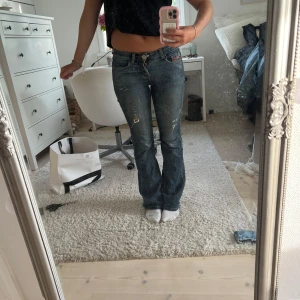 Diesel Larkee bootcut jeans blå - Säljer ett par snygga blå Diesel Larkee jeans med bootcut passform och låg midja. Jeansen har slitna detaljer, broderade bakfickor och klassisk logotyp på linningen. Materialet är robust denim och de har dragkedja i gylfen. Dragkedjan är sönder(se sista bilden) men jag har en lösning så det inte syns,problemet är att dragkedjan inte går att stänga utan åker upp når man försöker men kan jag att dom är för tajta på mig! Säljer defekt billigare!!💕midja rakt över-37,5 och innerbenslängd-78!