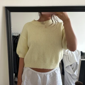 Zara tröja - 3/4 ärmad gul tröja från Zara 💕liten k storlek passar S/M