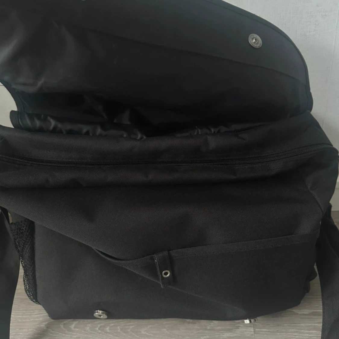 Svart skötarväska med axelrem - 1