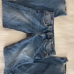 Lågmidjade vintage jeans  - Supersnygga vintage jeans som tyvärr inte passar mig, kan gå ner i pris