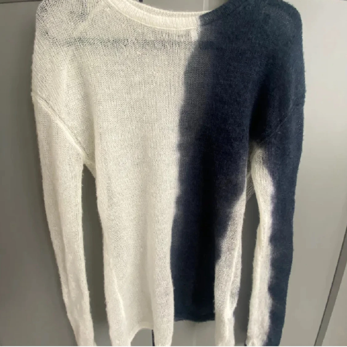 Vit och mörkgrå tunn stickad tröja från Weekday - 1