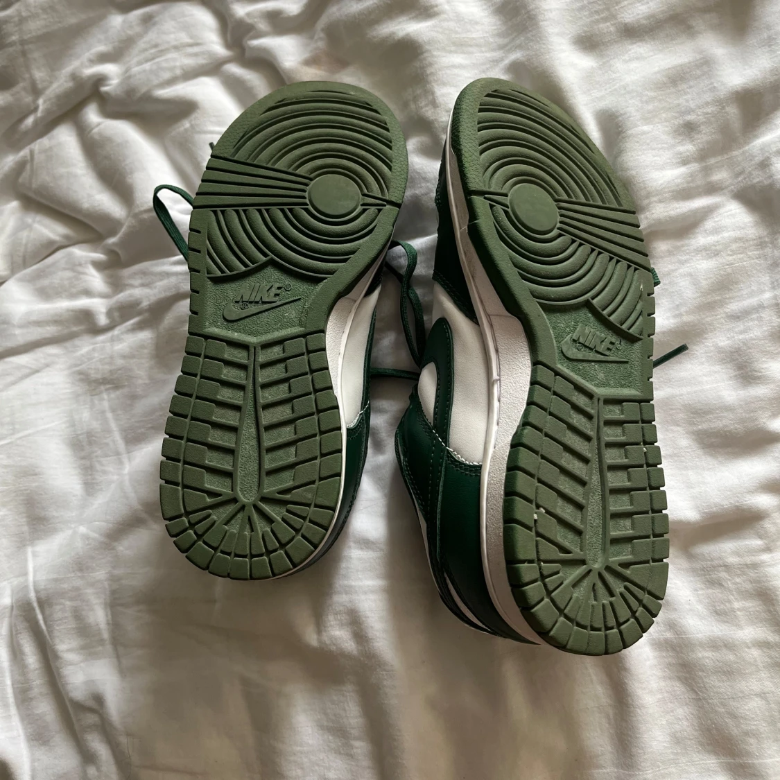 Nike Dunk Low gröna och vita sneakers - 2