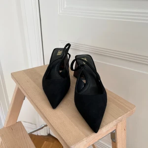Svarta pumps med spetsig tå från Zara - Säljer ett par svarta pumps från Zara med spetsig tå och öppen häl. Skorna har en cool, bred klack med sköldpaddsmönster och är gjorda i mocka-look. Använda en gång, som nya.
