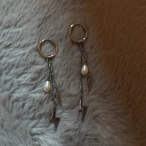 Edblad örhängen  - Säljer ett par silverfärgade örhängen då de aldrig används💕