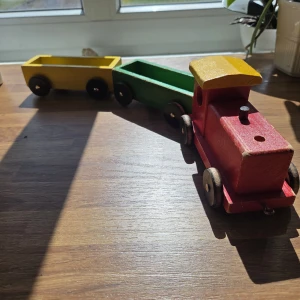 Tåg med vagnar i trä - Färgglad leksakståg i trä med vagnar i grönt och gult. Perfekt för dig som gillar retro och klassiska leksaker. 