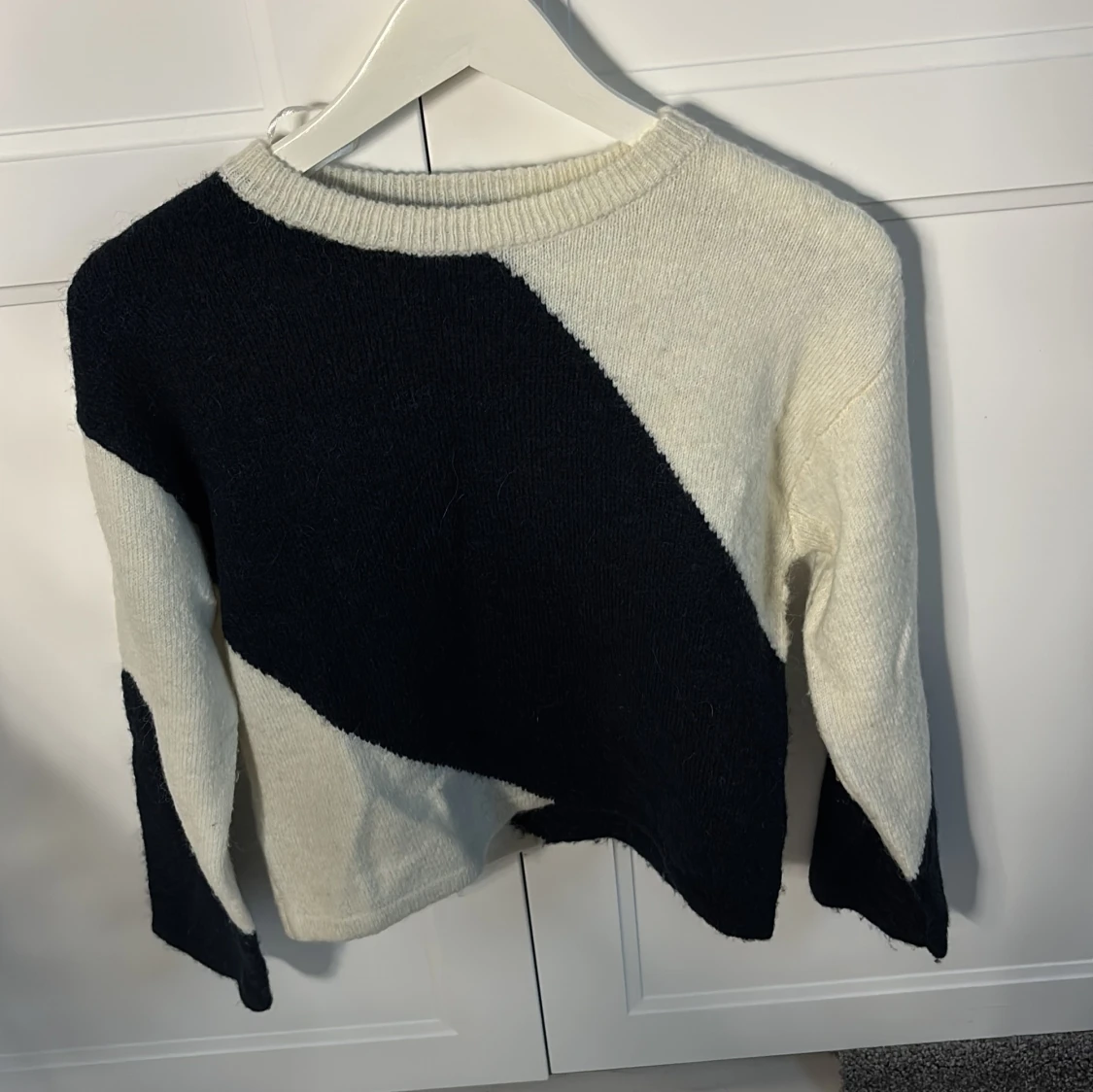 Svartvit stickad tröja Gina Tricot