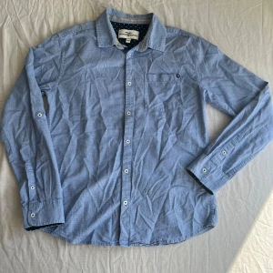 Ljusblå Hampton Republic skjorta - Fin ljusblå Hampton Republic skjorta med mjuk krage, bröstficka och uppvikbar ärm. I bomull. Är använd men är i mycket bra skick utan några slitage, är hel och ren. Storlek 164