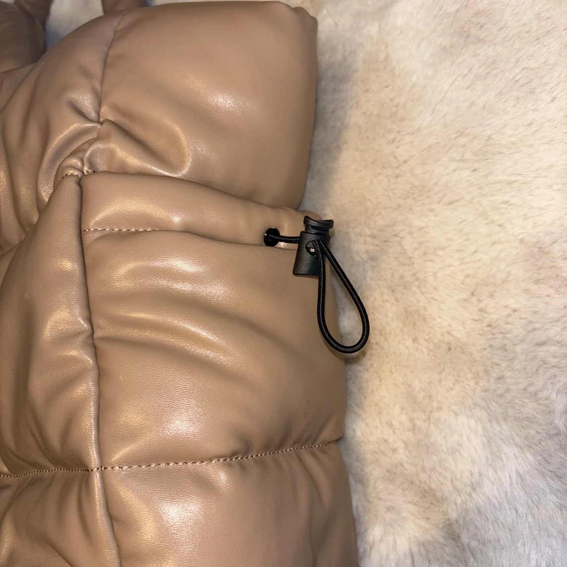 Beige quiltad axelväska i skinnimitation - 1