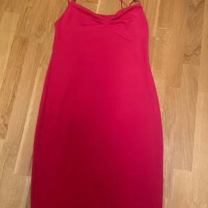  långklänning från Zara - Säljer en snygg  långklänning från Zara med tunna axelband. Har aldrig tatt på mig den.