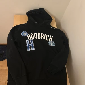 Hoodrich hoodie - Den är köpt från Hoodrich hemsidan för länge sen har inte använts på ett tag. Tror typ inte man kan få tag på den här modellen någonstans. Den har ett litet hål som blir täckt av fickan på magen men och knappt syns. Pris kan diskuteras.