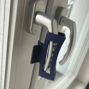 marinblå hårklämma - köpt på ur o penn för 70 spänn