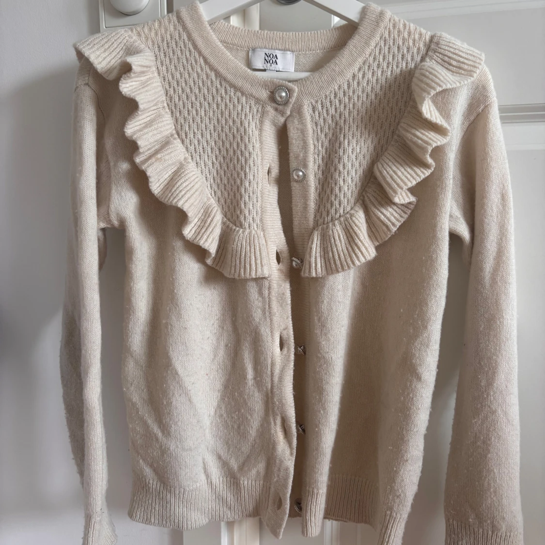 Beige kofta med volang från Noa Noa