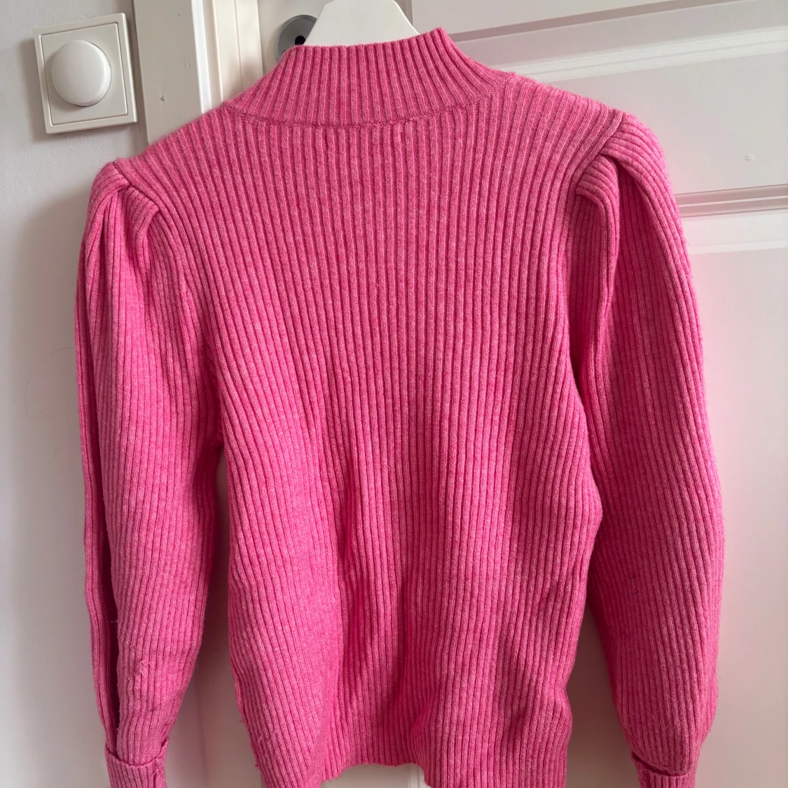 Ribbad rosa stickad tröja från ONLY - 1