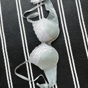 Spets BH 75b - Turkos bh med vita spetsdetaljer i storlek 75b. Bekväm och snygg💕