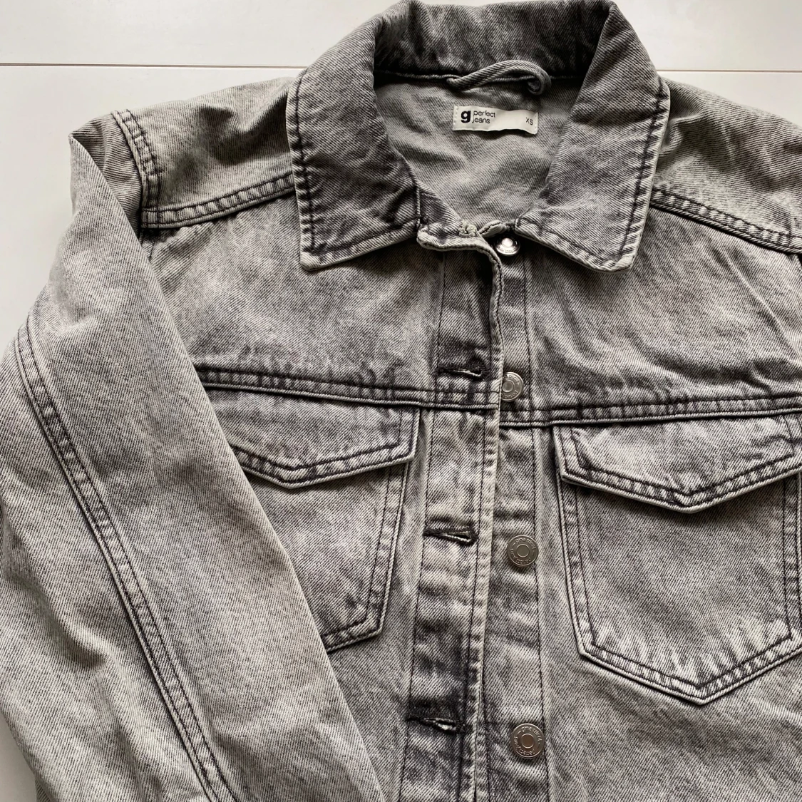 Grå jeansjacka från Gina Tricot XS - 1