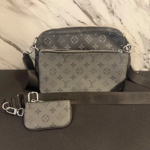 Lv trio bag - Hej, säljer justerbar axelväska eftersom den inte kommer till andvänding längre 