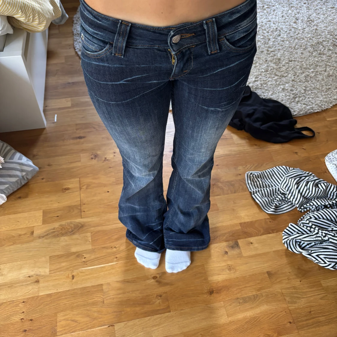 Mörkblå bootcut jeans med tryck