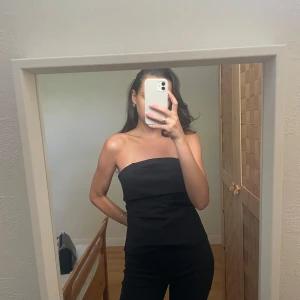 Bandeau topp - Säljer min svarta bandeautopp från Zara! I ”kostymmaterial” så passar perfekt till ett par svarta kostymbyxor! Eller med en kjol som en sommaroutfit! Oanvänd💫