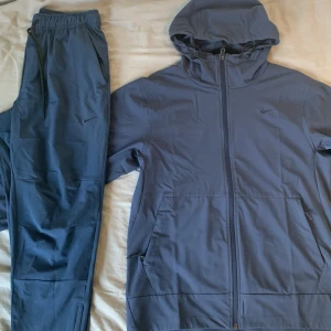 Nike tracksuit - Den är helt ny använd extremt fåtal gåner skick är sprillansny och inga skador inget alls. Köpt för 2200 säljer för 1750