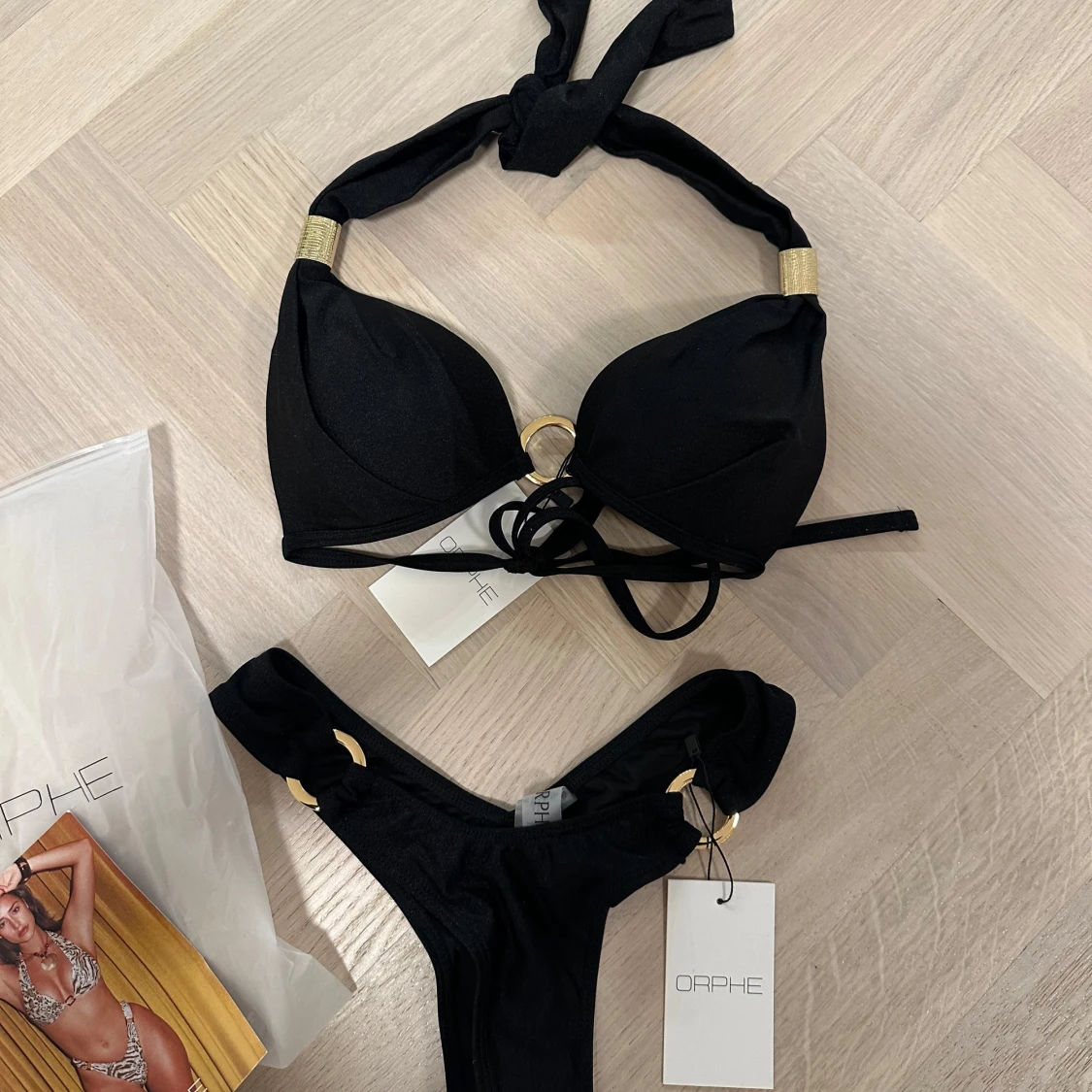 Svart bikini med gulddetaljer från Orphe