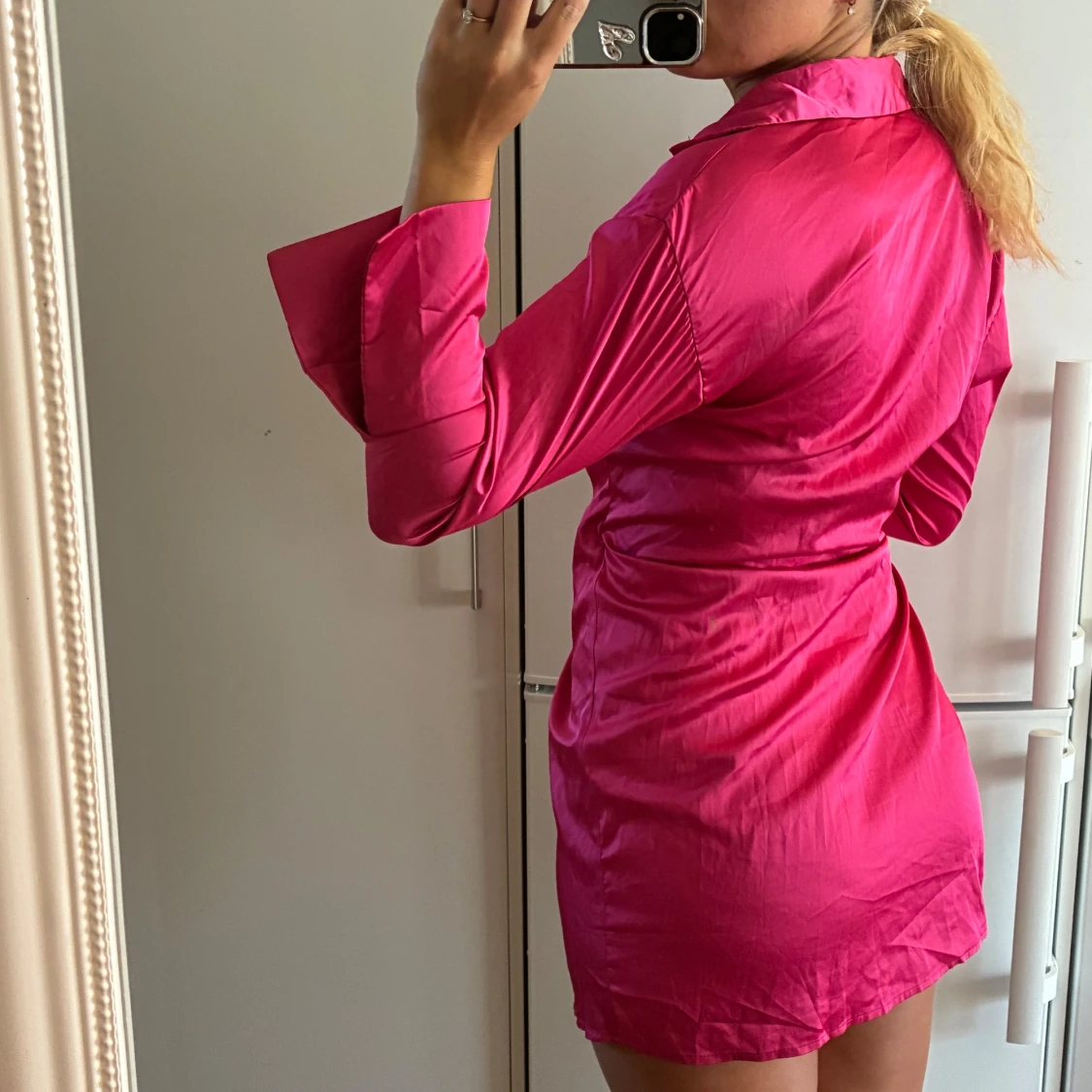 Kort rosa omlottklänning med knyt - 1