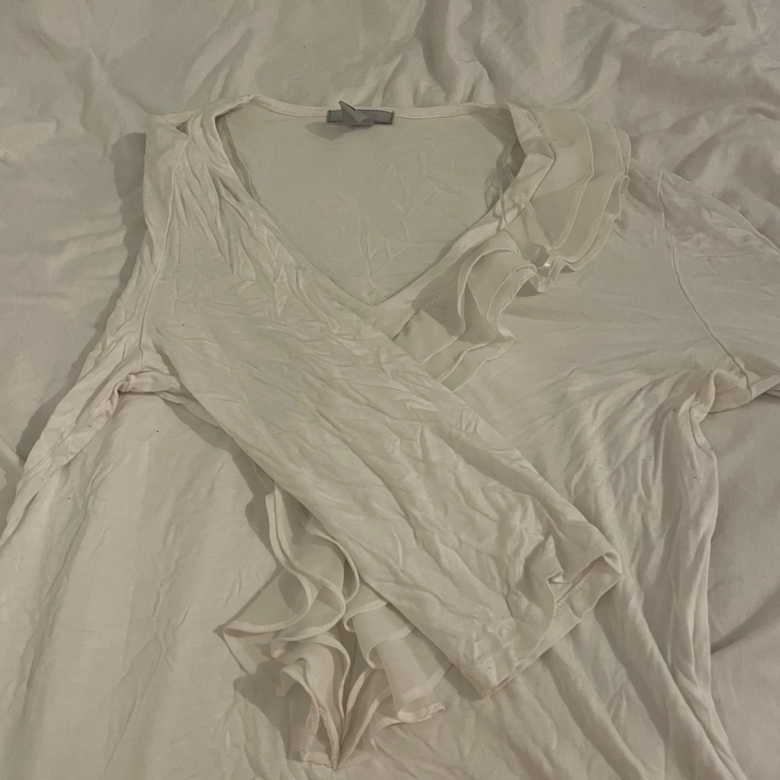 Vit blus med volang från H&M - 1