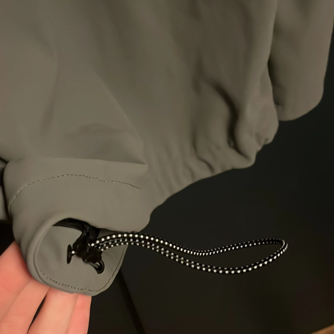 Grå vindjacka med huva från Zara - 3