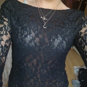Svart spetströja med lång ärm - Säljer en trendig lite genomskinlig svart, tight spetströja med lång ärm och blommigt spetsmönster. Den går att ha både som urinngad och boat-neck. Både snygg till fest och vardag, pris kan diskuteras!🤗💞 