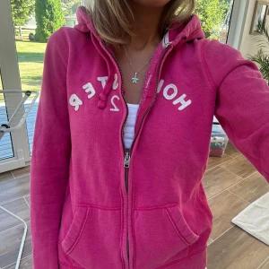 Hollister zip - En zip från Hollister i storlek L. Kan upplevas som mindre i storlek. Tröjan bedöms som använd men i fortsatt gott skick. Jag skickar inom 24h. Se liknande zip i min profil! F15