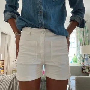 Vita jeansshorts med fickor  - Superfina vita jeansshorts från h&m som nu är helt slutsålda på hemsidan ❣️❣️