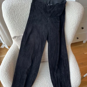 Svarta manchesterbyxor Gina Tricot XS - Snygga svarta manchesterbyxor från Gina Tricot i storlek XS. Byxorna har hög midja och raka ben med klassisk ribbad struktur. Perfekta för dig som gillar en chill och stilren look. 