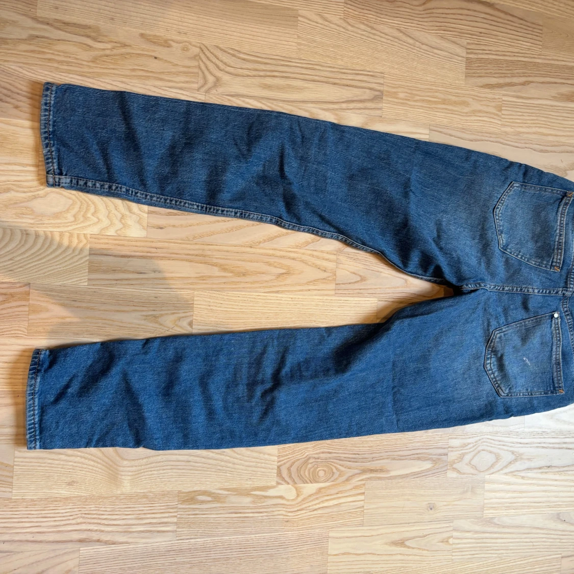 Slim fit blå jeans med slitningar - 1