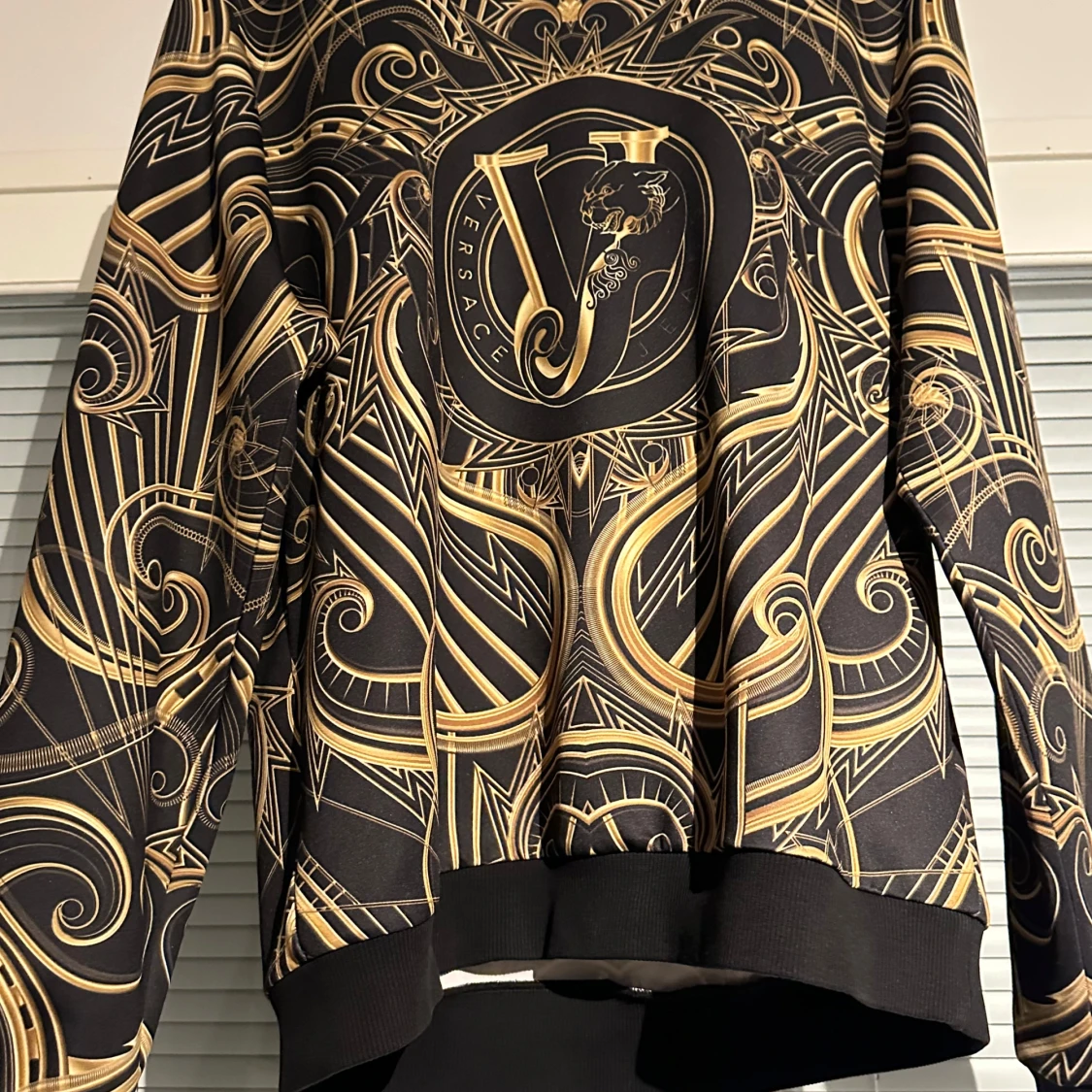 Versace Jeans långärmad tröja – svart med guldmönster, storlek L - 1