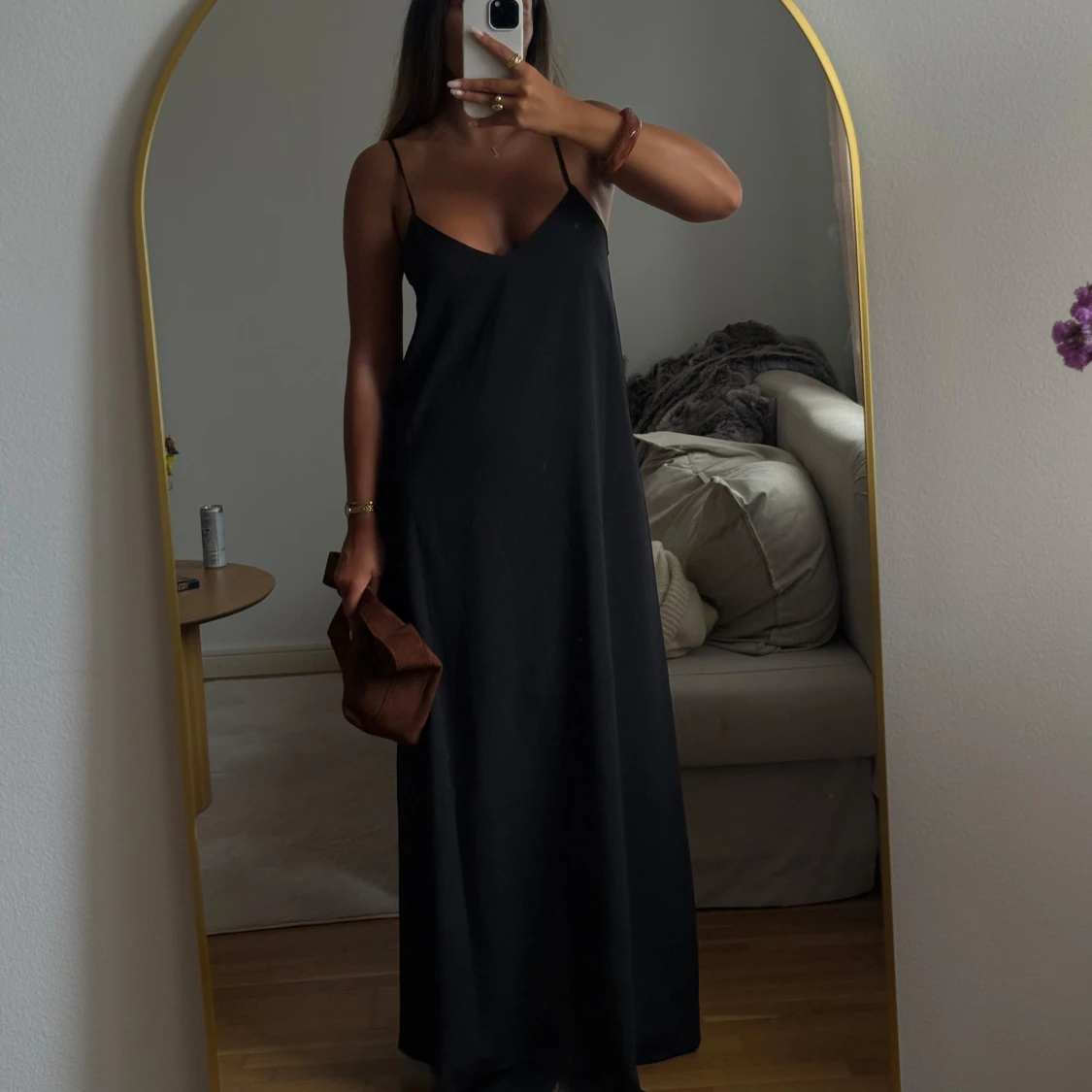 Svart långklänning med smala axelband - 3