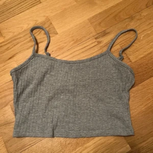 Grå ribbad croppad linnetopp Shein - Säljes pga felköp!🩶 Enbart testad🩶