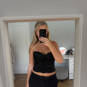 Svart spetskorsett - Supersnygg svart korsett med paljetter och spetsdetaljer. Köpt på vinted så vet ej märke, aldrig använd av mig men vet ej tidigare ägare. Storlek M. 