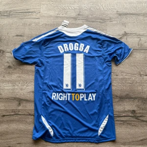 Fotbollströja Chelsea - Chelsea 2011/2012 Champions League. Drogba #11 Storlek: S Helt ny med prislapp. Priset är inte hugget i sten så skicka pm vid funderingar.