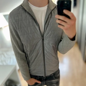 Massimo Dutti Cardigan - Bra skick, liten svat fläck på armen men annars inga defekter. Storlek L men sitter som M, passar dig som är mellan 178-188cm. Nypris ca 2500kr. Modellen är 185 cm, 79 kg. Skriv för mer information!🤝